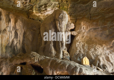 Close up horizontale de la forme d'un éléphant fait par l'intérieur stalagmites Tham Tham Xang, chanté ou Elephant Cave près de Vang Vieng Banque D'Images