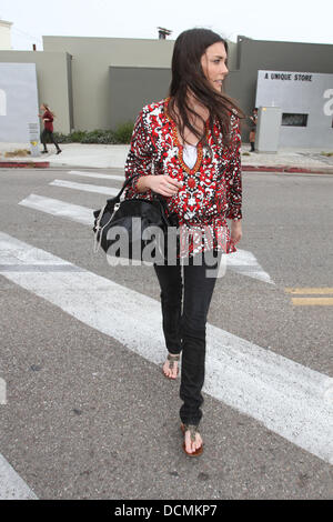 Taylor Cole est pris sur un voyage de shopping avec son styliste.Taylor pose pour les photographies d'un certain nombre de tenues élégantes Beverly Hills, Californie - 24.10.11 Banque D'Images