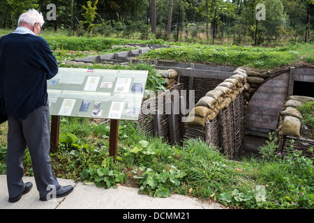 Personnes âgées en visiteur de la reconstruction de l'Allemand Première Guerre mondiale une tranchée au Memorial Museum Passchendaele 1917, Belgique Banque D'Images