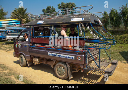 Vue de près horizontale un tuk tuk transportant les touristes de l'Ouest à l'arrière près de Vang Vieng. Banque D'Images