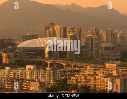 BC PLACE SPORTS ARENA FALSE CREEK SKYLINE DOWNTOWN VANCOUVER BRITISH COLUMBIA CANADA Banque D'Images