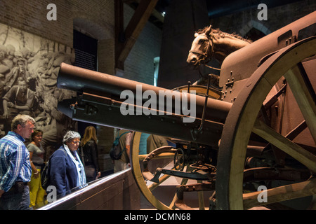 Les visiteurs à la Première Guerre mondiale à l'une des armes et WW1 conclusions à la Musée In Flanders Fields, Ypres, Flandre occidentale, Belgique Banque D'Images