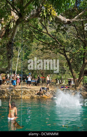 Vue verticale de touristes s'amusant à Poukham aka grotte Tham Phu Kham et le lagon bleu de la rivière Nam Song près de Vang Vieng Banque D'Images
