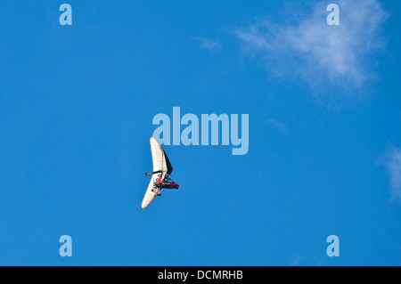 Vue horizontale d'un ULM ou en vol ulm dans un ciel bleu. Banque D'Images