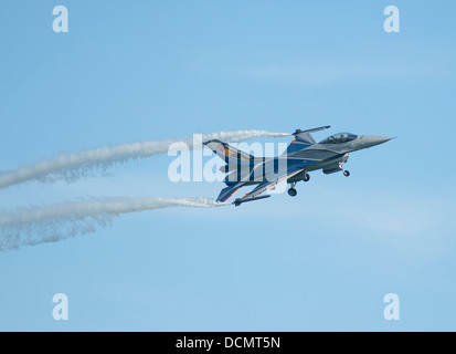 F16 MLU de la Force Aérienne Belge volant à vitesse lente Banque D'Images