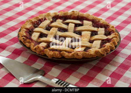 Un gâteau de raisins Concord cools sur la table. Banque D'Images