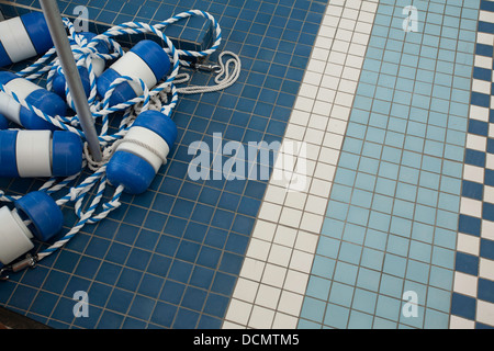 Les modèles de dynamique d'une piscine couverte de carrelage avec lane marker floats. Banque D'Images