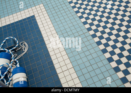 Les modèles de dynamique d'une piscine couverte de carrelage avec lane marker floats. Banque D'Images