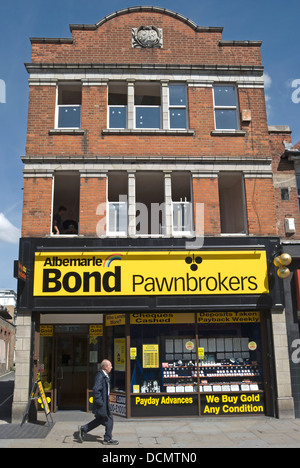 L'homme passe d'une succursale d'Albemarle bond sur gage à Hammersmith, à l'ouest de Londres, Angleterre Banque D'Images
