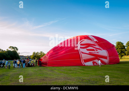 KitKat hot air balloon être gonflé Banque D'Images