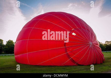 Ballon d'air chaud rouge gonflé avant le décollage de York Knavesmire. ROYAUME-UNI Banque D'Images