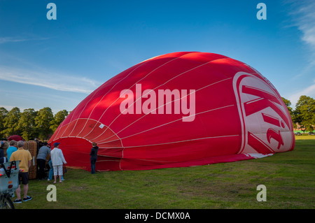 KitKat hot air balloon être gonflé Banque D'Images