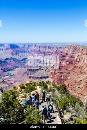 Les touristes à Desert View Watchtower surplombent, Rive Sud, le Parc National du Grand Canyon, Arizona, USA Banque D'Images