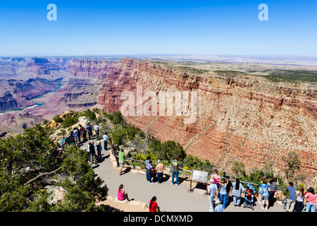 Les touristes à Desert View Watchtower surplombent, Rive Sud, le Parc National du Grand Canyon, Arizona, USA Banque D'Images