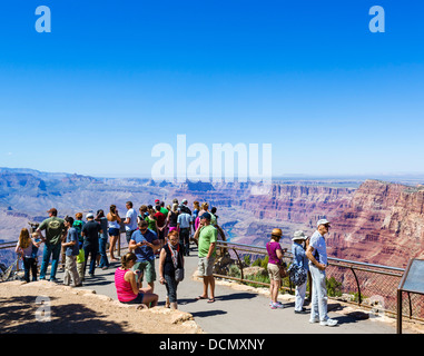 Les touristes à Desert View Watchtower surplombent, Rive Sud, le Parc National du Grand Canyon, Arizona, USA Banque D'Images