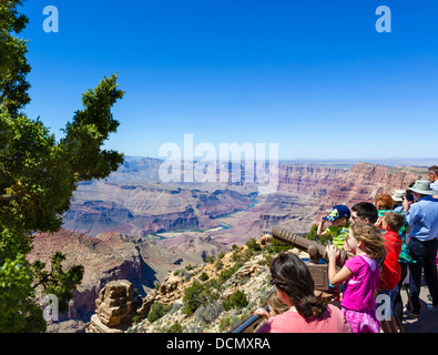 Les touristes à Desert View Watchtower surplombent, Rive Sud, le Parc National du Grand Canyon, Arizona, USA Banque D'Images