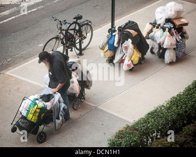 Un sans-abri avec ses biens dans le quartier de Chelsea, New York, le vendredi 16 août 2013. (© Richard B. Levine) Banque D'Images