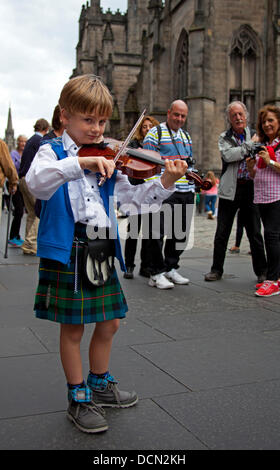 Édimbourg, Écosse, 20 août 2013, Colin McGlynn de Virginie aux États-Unis à l'âge de 7 ans pourrait être le plus jeune musicien ambulant sur le Royal Mile, au cours de l'Edinburgh Fringe Festival 2013. Il a diverti les passants en jouant des airs écossais sur son violon Banque D'Images