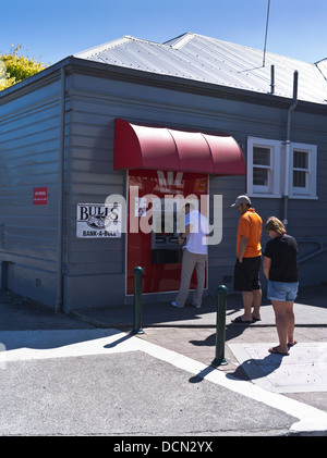 dh RENCOUCHE LES distributeurs DE points de trésorerie DE LA NOUVELLE-ZÉLANDE NZ Bank mise en file d'attente d'un distributeur automatique de billets Banque D'Images