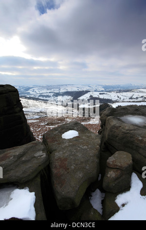 L'hiver sur les roches, Burbage, parc national de Peak District, Derbyshire, Angleterre, RU Banque D'Images