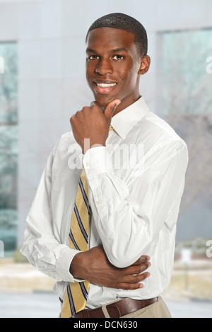 Portrait of young African American businessman with office building en arrière-plan Banque D'Images