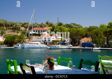 Yachts amarrés dans le port de Vathi a waterfront Taverna, Meganisi, Corfou, îles Ioniennes, Grèce. Banque D'Images