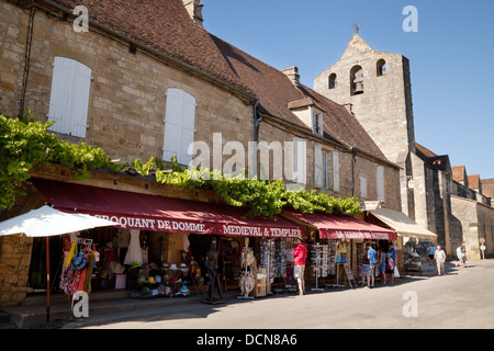 Scène de rue en été, la bastide de Domme, Dordogne, France Europe Banque D'Images