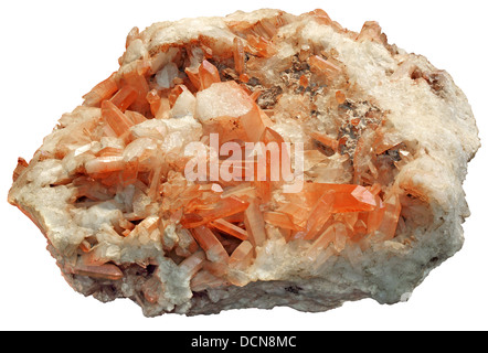 Un morceau de cristal de roche orange isolé sur fond blanc Banque D'Images