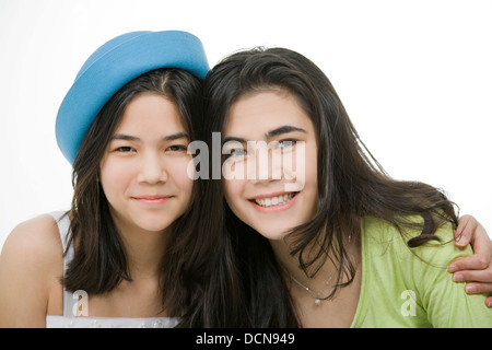 Deux teen girls smiling together, serrant. Banque D'Images