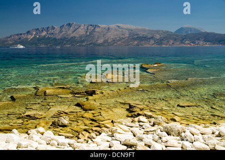 Montagnes de la Grèce continentale à partir de Fanari, Meganisi, leucade, îles Ioniennes, Grèce. Banque D'Images