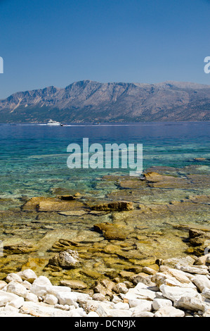 Montagnes de la Grèce continentale à partir de Fanari, Meganisi, leucade, îles Ioniennes, Grèce. Banque D'Images