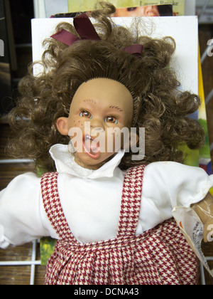 Un laid doll en vente sur le coffre d'une voiture, vide grenier en France Banque D'Images