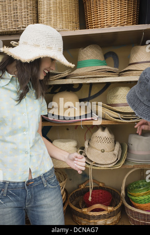 Woman shopping pour chapeaux Banque D'Images