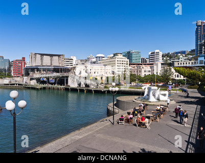 dh Lambton Harbour WELLINGTON NOUVELLE-ZÉLANDE esplanade du front de mer Frank Kitts Parc lagon personnes en plein air café ville nord de l'île Banque D'Images