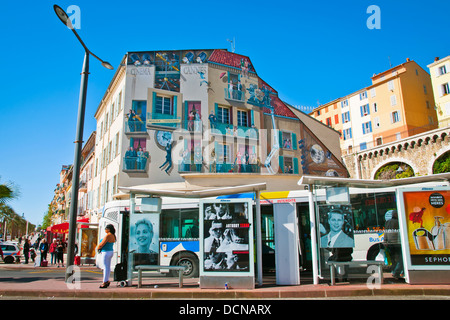 Аdvertising Cannes Festival sur le bâtiment, des arrêts de bus, Cannes, Côte d'Azur, France. Banque D'Images