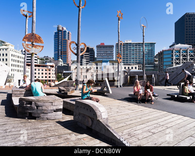 Dh Port Lambton WELLINGTON NEW ZEALAND Waterfront esplanade Frank Kitts Park lagoon gens assis de détente Banque D'Images