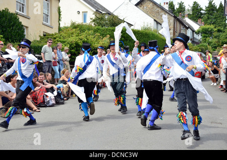 Danseurs Morris à l'édition 2013 du Festival Folk de Dartmoor, l'ardeur, Dartmoor, Devon, Angleterre Banque D'Images