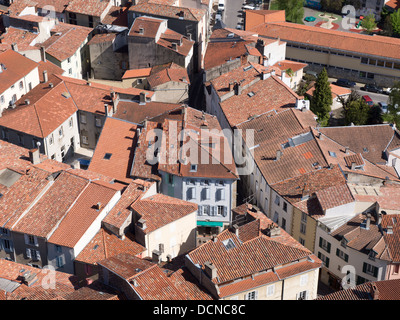 Vue sur les toits de tuiles rouges de Foix, Ariège, France Banque D'Images