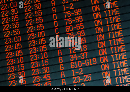 Led Orange - calendrier des départs à l'heure de l'aéroport international Banque D'Images