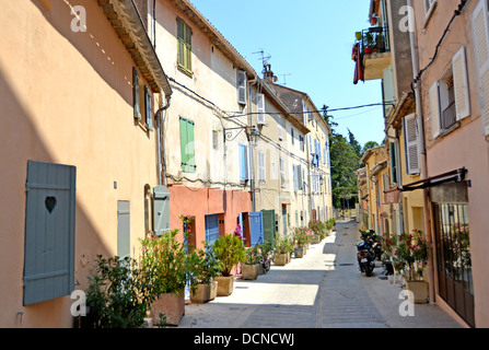Scène de rue rue des Bouchonniers Saint Tropez Var Cote d'Azur France Banque D'Images