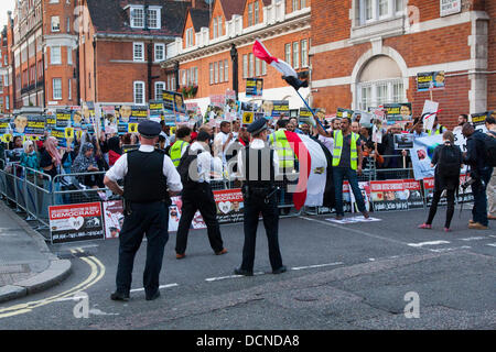 Londres, 20-08-2013. Regardez la police sur les manifestants crier et chanter à l'extérieur de l'ambassade d'Egypte dans le cadre des manifestations contre l'occupation militaire de l'ancien président Morsi, élu démocratiquement. Banque D'Images