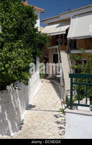 Le village pittoresque de Katomeri, Meganisi, Leucade, îles Ioniennes, Grèce. Banque D'Images