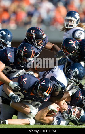Virginia quarterback Tyler Lorenzen(4) est saccagée par Virginia NT Billyk Allen (94). La Virginia Cavaliers défait le Connecticut Huskies 17-16 à Scott Stadium à Charlottesville, VA DU 13 OCTOBRE 2007 Banque D'Images