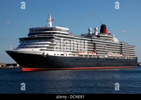 Le nouveau M/S Queen Elizabeth bateau de croisière quitte Langelinie dans le port ensoleillé de Copenhague pour Rostock, Allemagne après un séjour de jours. Cunard QE 3 III Banque D'Images