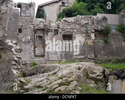 Vestiges de bâtiments médiévaux en centre ville d'Ax les Thermes, l'Ariège, dans les Pyrénées dans le sud de la France Banque D'Images