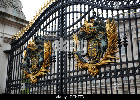 Les portes de Buckingham Palace, Westminster, London, England, UK Banque D'Images