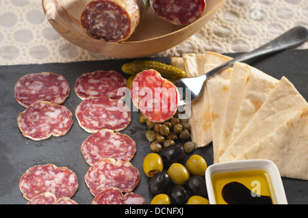 Plateau de coupe à froid avec du pain pita et marinades Banque D'Images