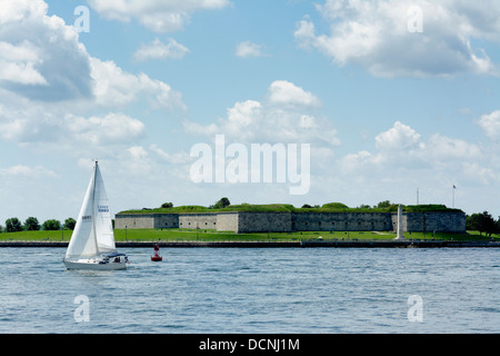 BOSTON, MA - le 5 juillet : la voile en face de Fort Warren et l'île Georges le 5 juillet 2013. Banque D'Images