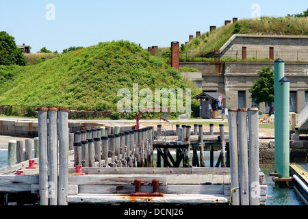 Dock en face de Fort Warren à l'île George le 5 juillet Banque D'Images