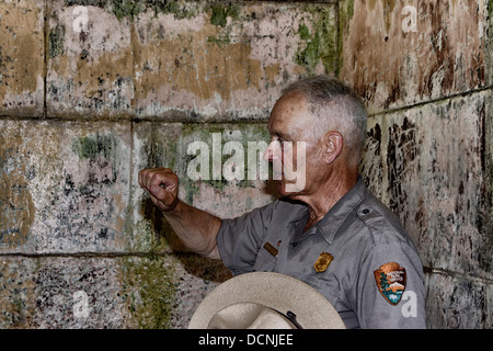 Boston, Massachusetts - le 5 juillet 2013 : un guide raconte une histoire de fantôme de la dame en noir sous la batterie Stevenson à Fort Warren (l'île Georges). Banque D'Images